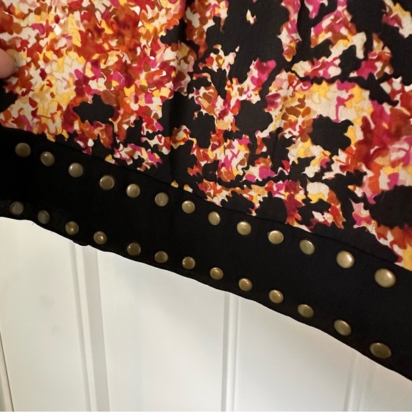 EUC Kenzie printed skirt with hem rivet detailing - Picture 2 of 3